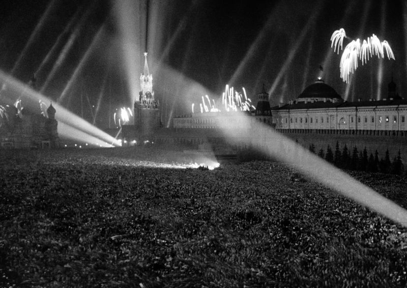 Салют Победы на Красной площади 9 мая 1945 года